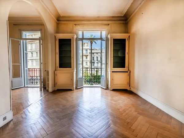 CARRE D'OR - Marechal Joffre - Magnifique Immeuble - 3/4P 108 m² - Vues dégagée - A rénover - 815.00