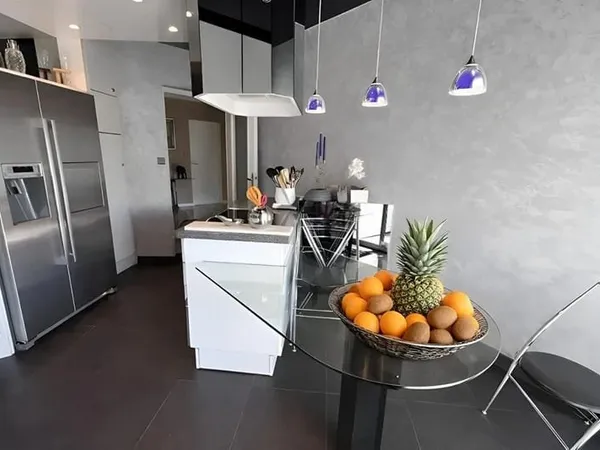 CHARBONNIERES LES BAINS . Appartement 109m2 - 4 pièces- Avec terrasse ,cave et garage