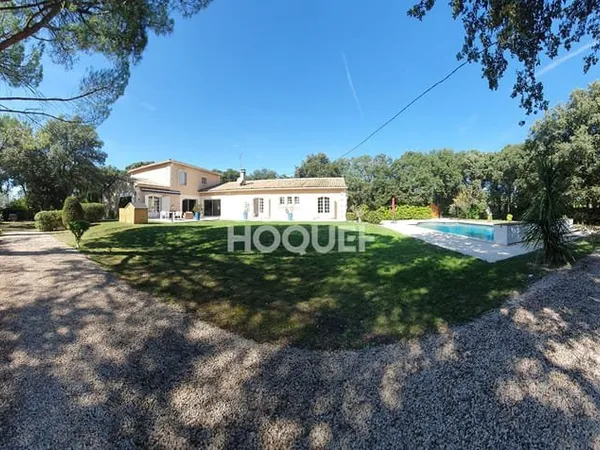 Propriété à Carpentras 6 pièces 235 m² et 153 m² de dépendances sur 6000 m² de terrain
