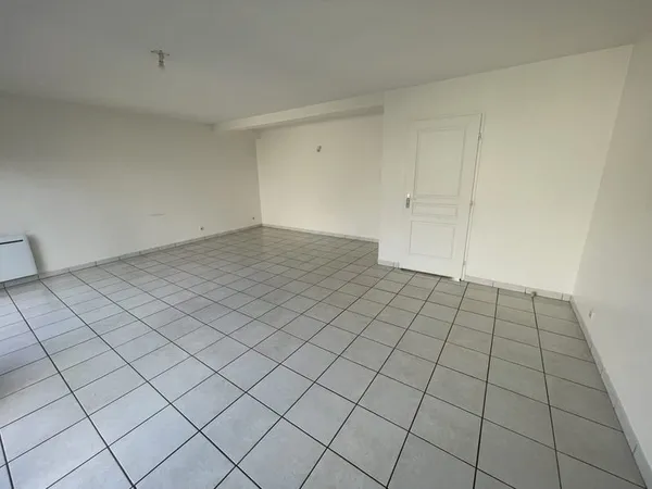 Maison de village rénovée avec 2 chambres, terrasse et garage