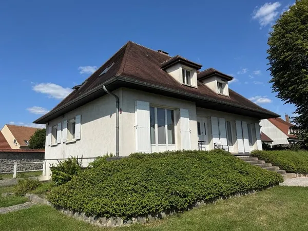 LA CHAPELLE EN SERVAL, grande Maison familiale individuelle