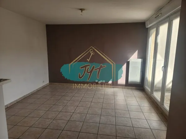 APPARTEMENT DE TYPE F2 + BALCON ET PARKING À LOUVRES