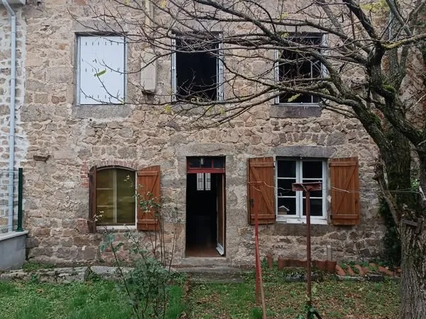 Maison mitoyenne en pierre a renover - terrain 77 m2