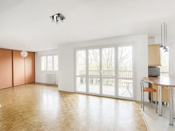 Baisse de prix possible. Busca Grand T3/4 traversant 91 m2 avec terrasse, vue dégagée, garage et cav