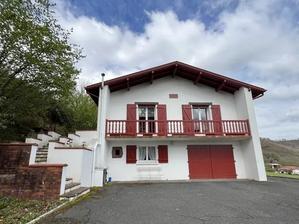 Maison au calme à Ossès cadre campagne & beau potentiel