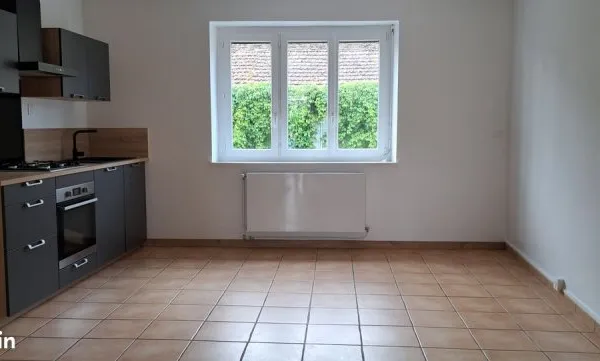 Location appartement dans coure mitoyenne avec grande garage
