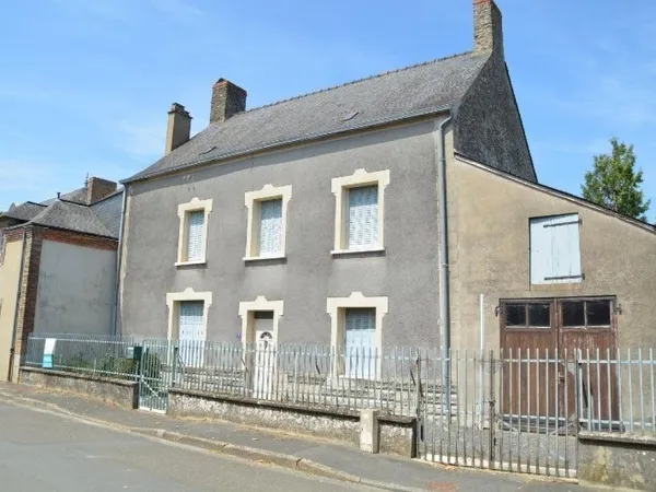 Maison de bourg proche Evron avec de très beaux volumes