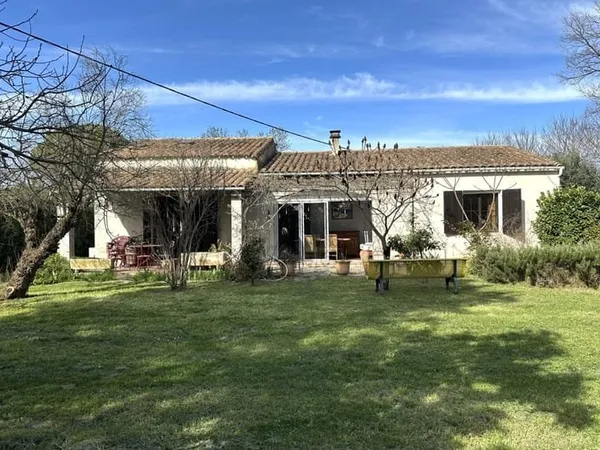 2 Km d'Uzès Centre, maison de 115 m² avec garage sur un terrain de 1400 m². Aucune nuisance.