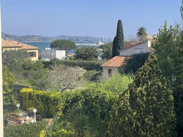 Saint-Tropez, T2 dernier étage avec solarium et place de parking