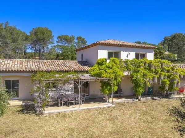 Villa de maçon, traditionnelle, de 230m² habitables, sur un terrain de 4297m² + piscine