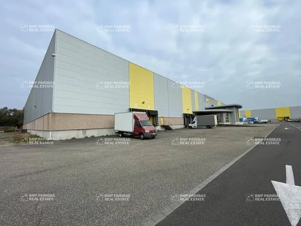 Entrepôt 10900 m²