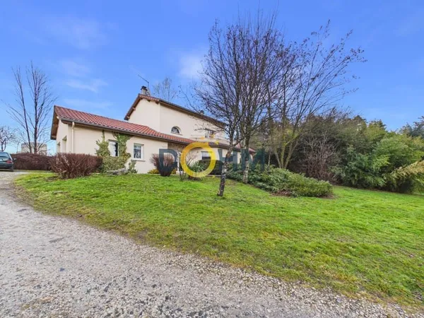 A vendre belle maison familiale sur grand terrain au calme