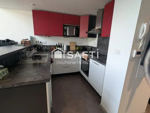 Studio de 36m2 actuellement loué 675 cc. Ce bien comporte une place de parking privative et un box s