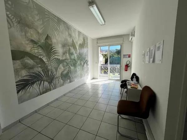 À LOUER - LOCAL PROFESSIONNEL DE 60,30 m2 - SAINT JOSEPH - 800 € HORS CHARGES