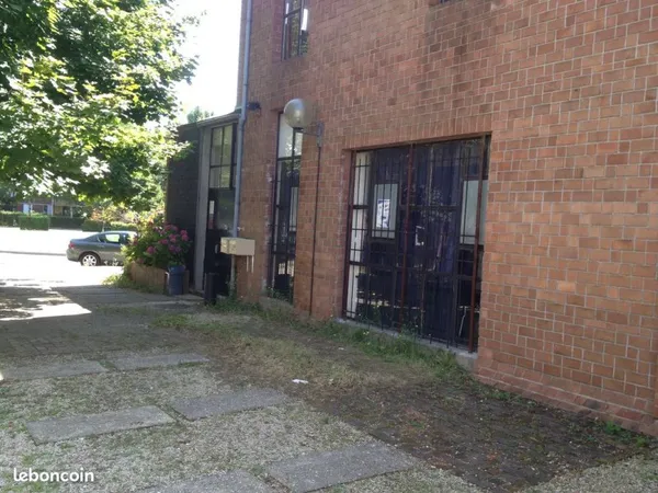 Local 50 m², 30 min de Paris ZDFU