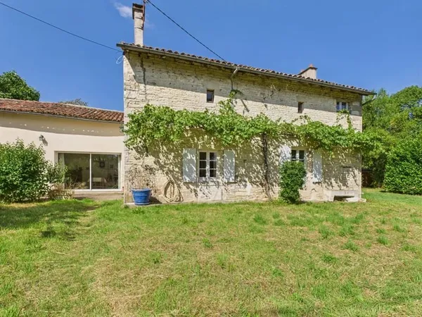 Charmante maison en pierre économe en énergie avec piscine dans un hameau rural