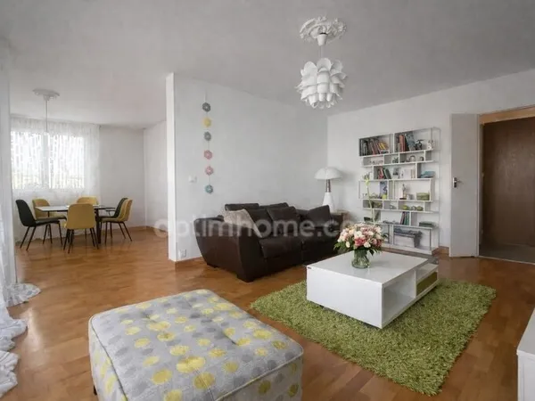 Superbe Appartement 4 pièces entièrement rénové, lumineux, avec balcon, ascenseur - cave et Parking 
