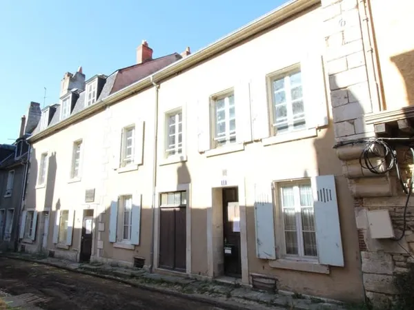La Charité sur Loire, immeuble centre historique 8 pièces et