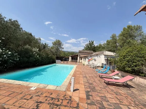 Grande maison avec piscine et grand terrain .