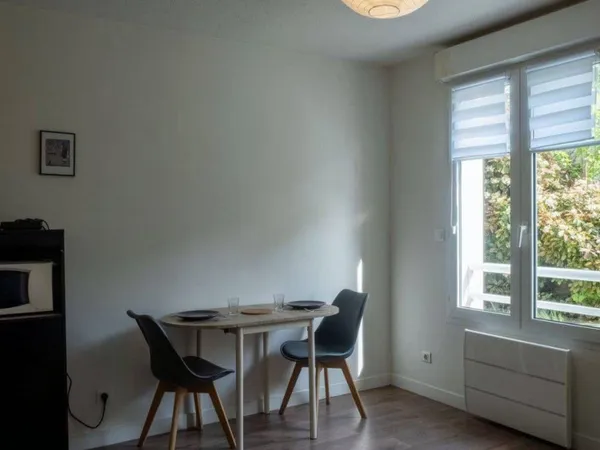 Beau studio Meublé 20m²+ Parking + Local à vélo