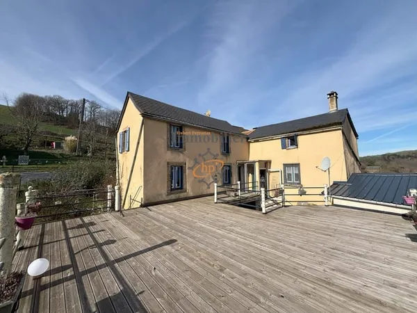 A vendre, Coupiac maison avec terrasses et terrains attenant