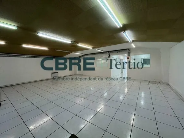 Local commercial 196 m²