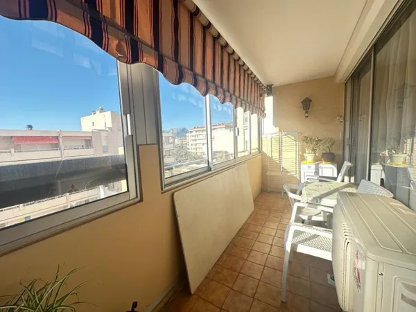TOULON Port Marchand Appartement de type 4 de 86m2 à Vendre + Terrasse fermée 9 m2 + Possibilité de 