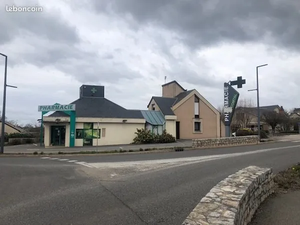 Local commercial et T4 attenant avec parking plus garages en sous sols
