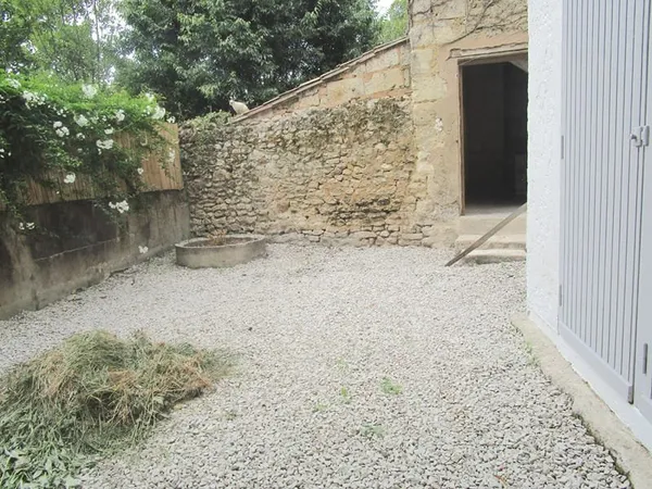 A LOUER APPARTEMENT 2 PIECES AVEC COUR - BLAYE CENTRE