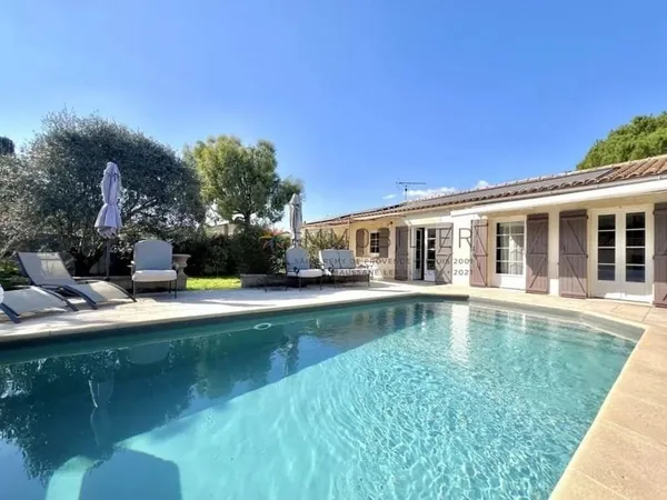 Maison De Plain-Pied Avec Piscine. Centre Ville A Pieds