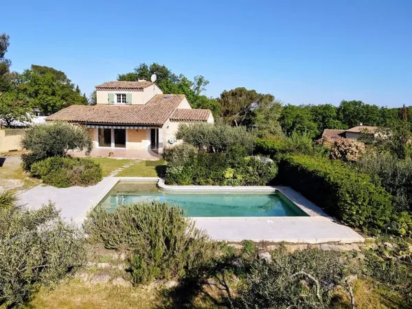 Entre Nîmes et Uzès, élégante maison de 150 m2 sur un terrain de 1615 m2 avec piscine, au calme.