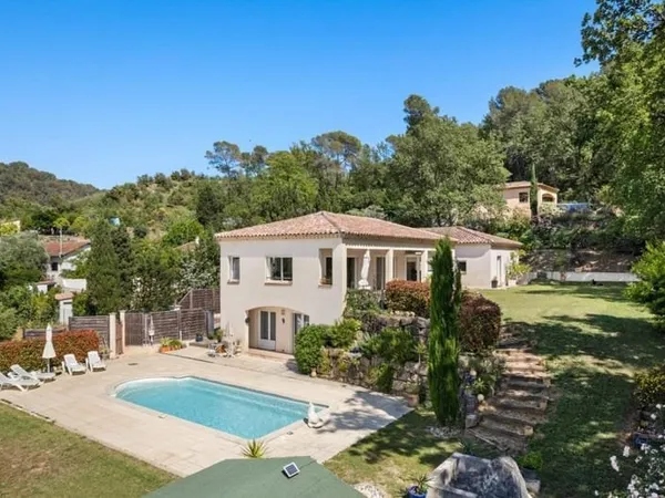 MOUGINS SUPERBE VILLA RECENTE
