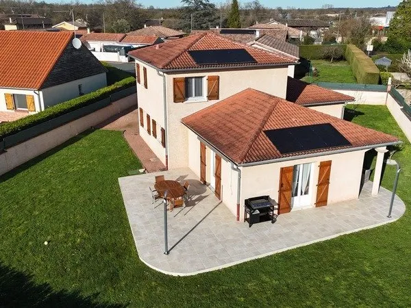 Maison familiale 4 chambres centre Grièges sur joli terrain clos