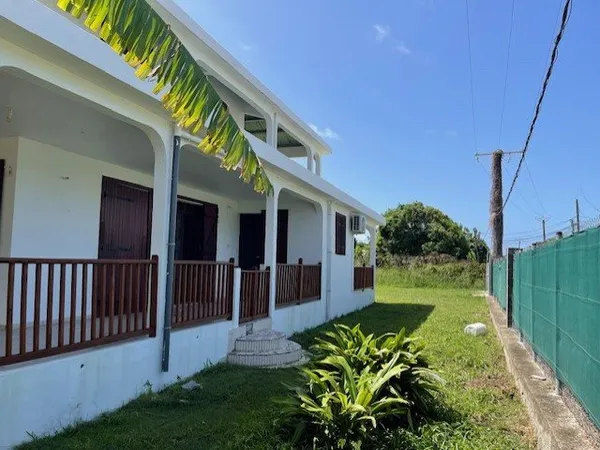 JOLIE PROPRIETE AVEC SPACIEUSE VILLA F4+MEZZANINE ET BEAU T