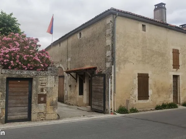 Ancien relais de poste a COURCÔME