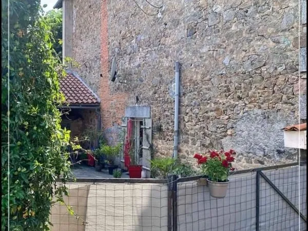 Maison de bourg 4 chambres, puits. Dépendances 24300 résiden