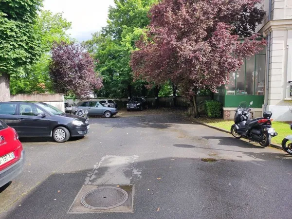 Villiers sur Marne : Grande place de parking 5 mètres x 7 m