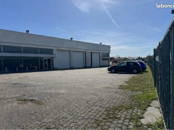 Bâtiment 600m2 avec parking
