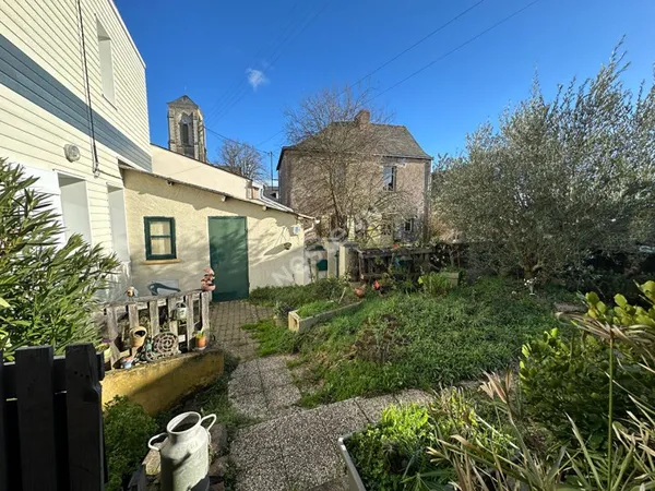 Maison à vendre à BONNOEUVRE située dans le bourg avec 4 chambres, dépendances et jardin.