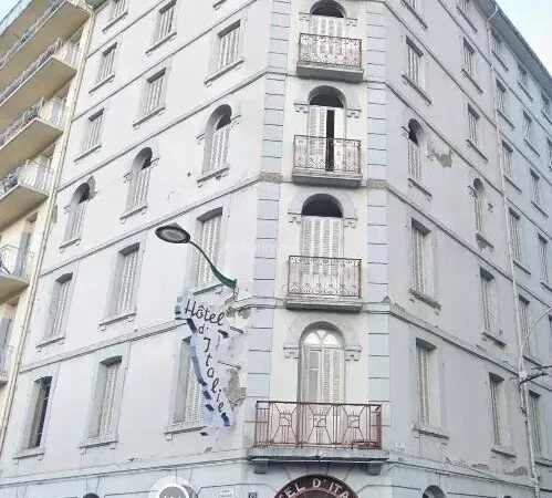 Ancien Hotel en bord de Gave proche des sanctuaires
