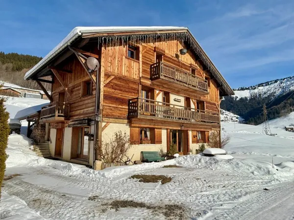 CHALET SUR UNE PARCELLE DE 1818 m² EXPOSITION SUD