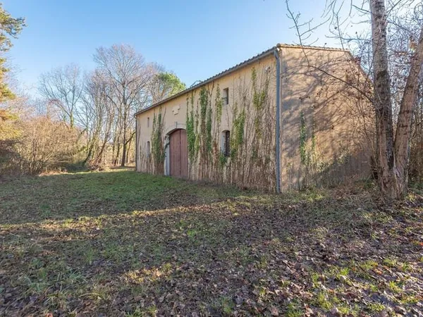 PROCHE COMMERCES - MAISON 5 CHAMBRES - 250 M2 - SUR 7.55 HA