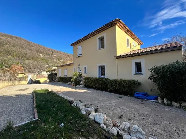 Maison à la location Bouyon 6 pièces 128 m2 parking piscine terrasse