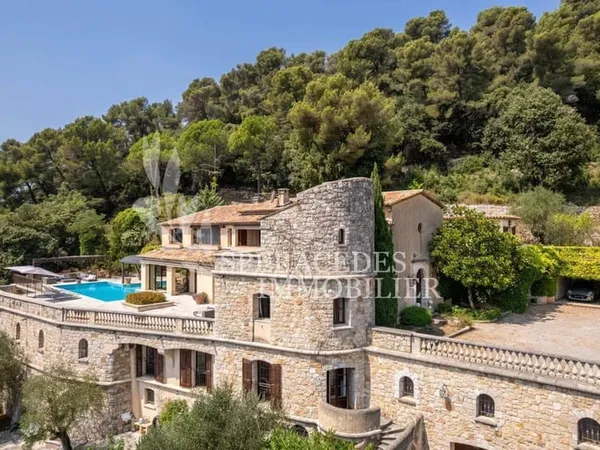 Maison 20 pièces 907 m²