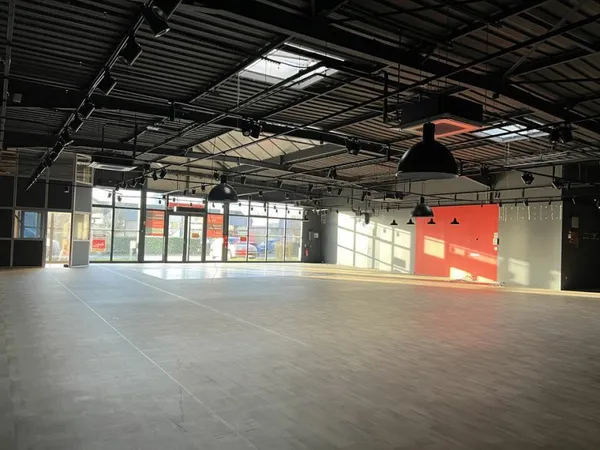 Commerce Location Tours  480m² 5666€