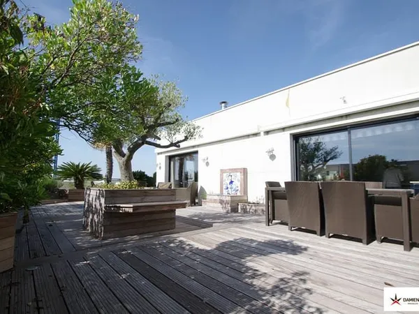 La Rochelle - Vieux port. Appt type penthouse en dernier étage avec vue océan.