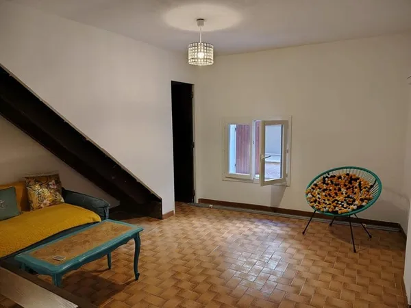Tavernes, Maison de village de 2 étages rénovée.