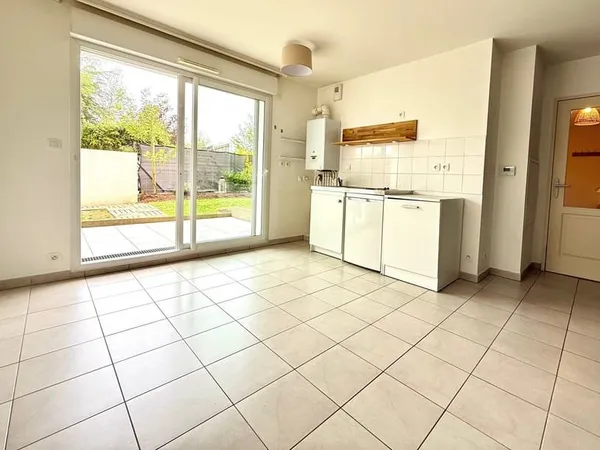 Appartement avec jardin et stationnement privatif