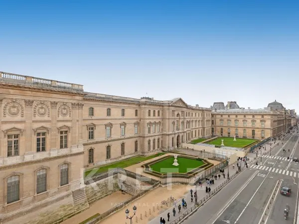 Appartement en dernier étage avec vue dégagée sur le Louvre