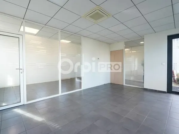 Local 587 m²